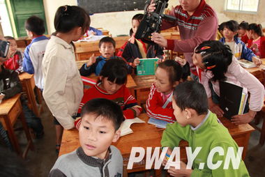 爱的握手 北京实验二小学生远赴广西山区献爱心
